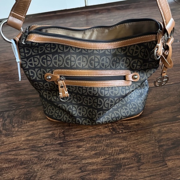 Giani Bernini Beige and Black Handbag - Picture 2 of 8